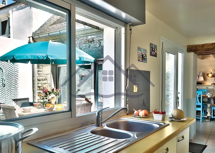 LocaLise - La Maison du pêcheur au Guilvinec - Chambres vue mer - A 20m de la mer située à la pointe de Men Meur - Tout à pied, plage, port, centre, commerces, marché - Wifi inclus - Linge de lit inclus - Jardin clos - En option , ménage et serviette